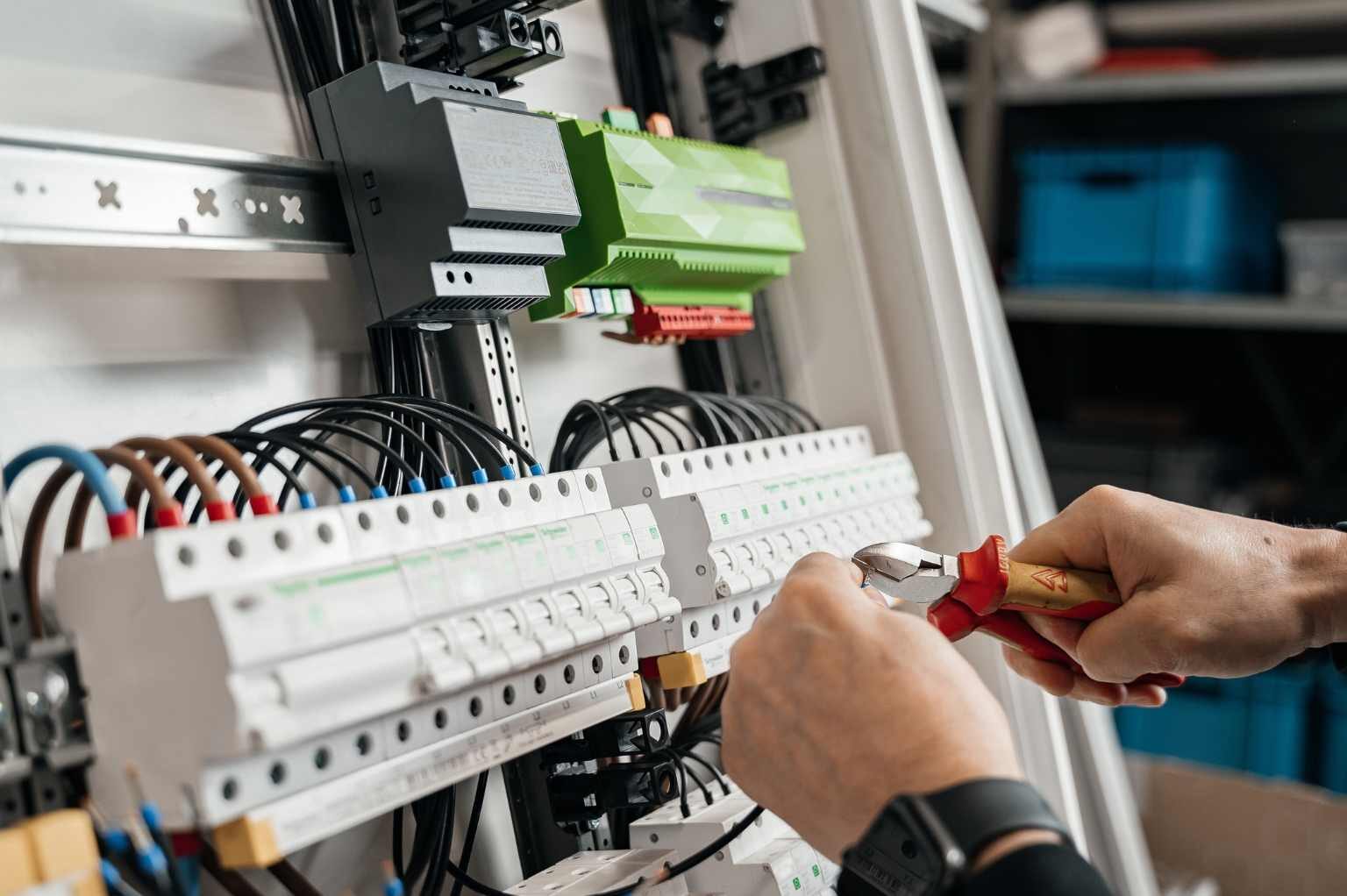 Montage af automatsikringer og klemmer på DIN-skinne